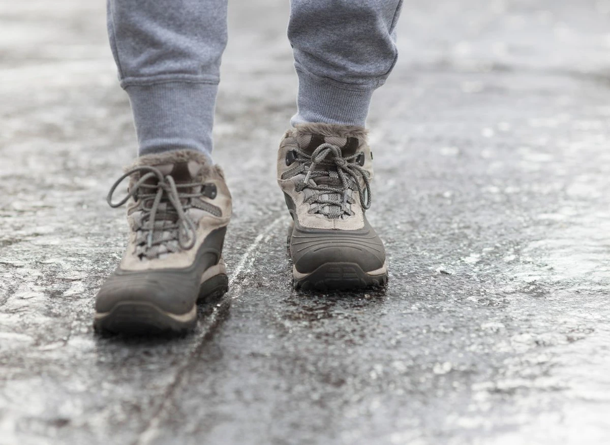 3 sposoby na lód na chodniku, które faktycznie działają (i nie niszczą nawierzchni)